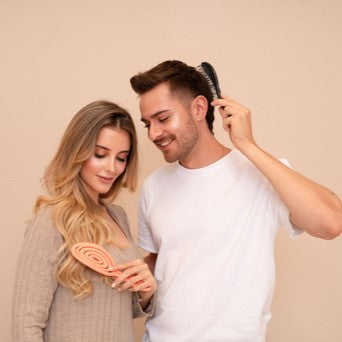 Dank ihres flexiblen, spiralförmigen Bürstenkopfes ermöglicht sie ein schmerzfreies Haarbürsten ohne Ziepen. Diese innovative Technologie eignet sich sowohl für nasses als auch trockenes Haar, verleiht na