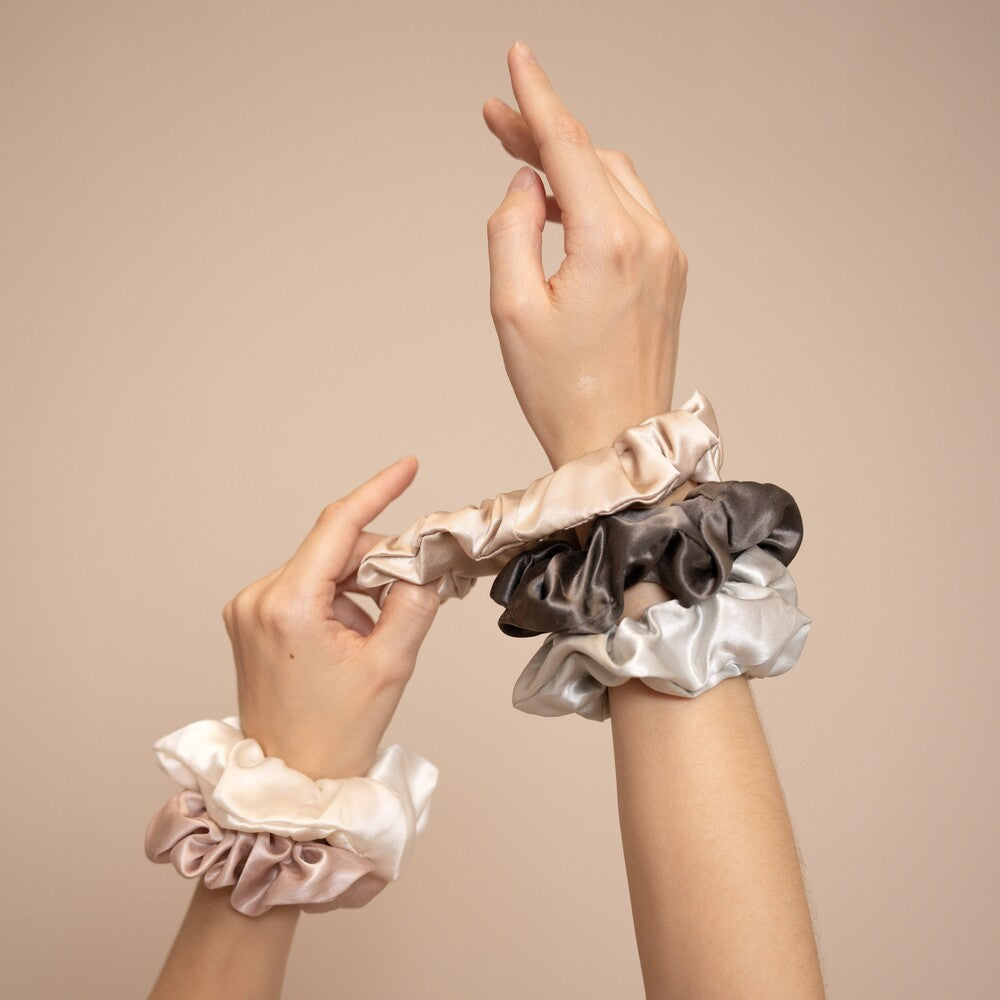 Das VBEAUTY Premium Seiden Scrunchie bietet das ultimative Erlebnis für Haarstyling und -pflege. Hergestellt aus 100% reiner Maulbeerseide