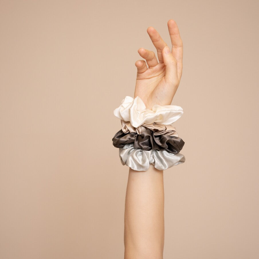 Das VBEAUTY Premium Seiden Scrunchie bietet das ultimative Erlebnis für Haarstyling und -pflege. Hergestellt aus 100% reiner Maulbeerseide