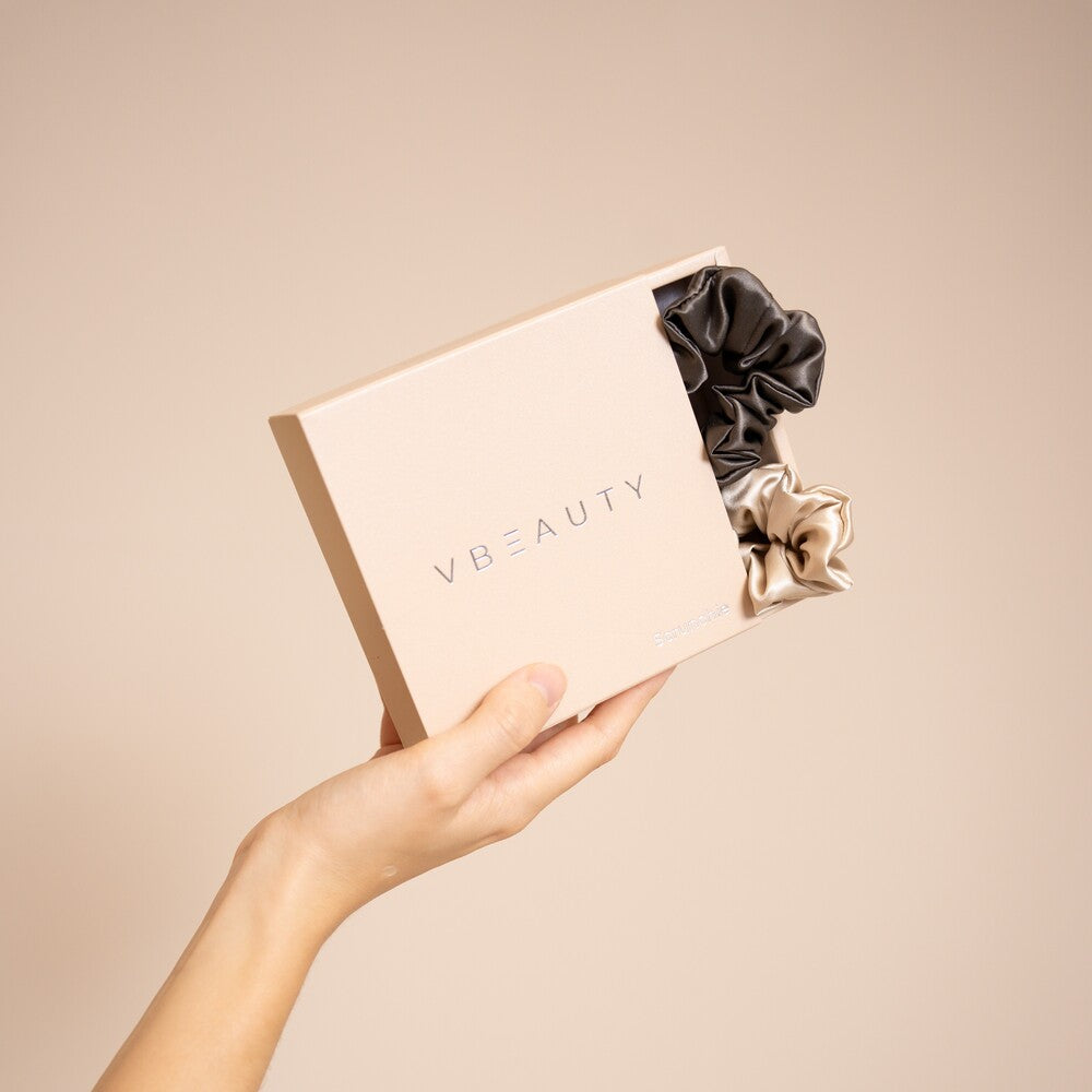 Das VBEAUTY Premium Seiden Scrunchie bietet das ultimative Erlebnis für Haarstyling und -pflege. Hergestellt aus 100% reiner Maulbeerseide
