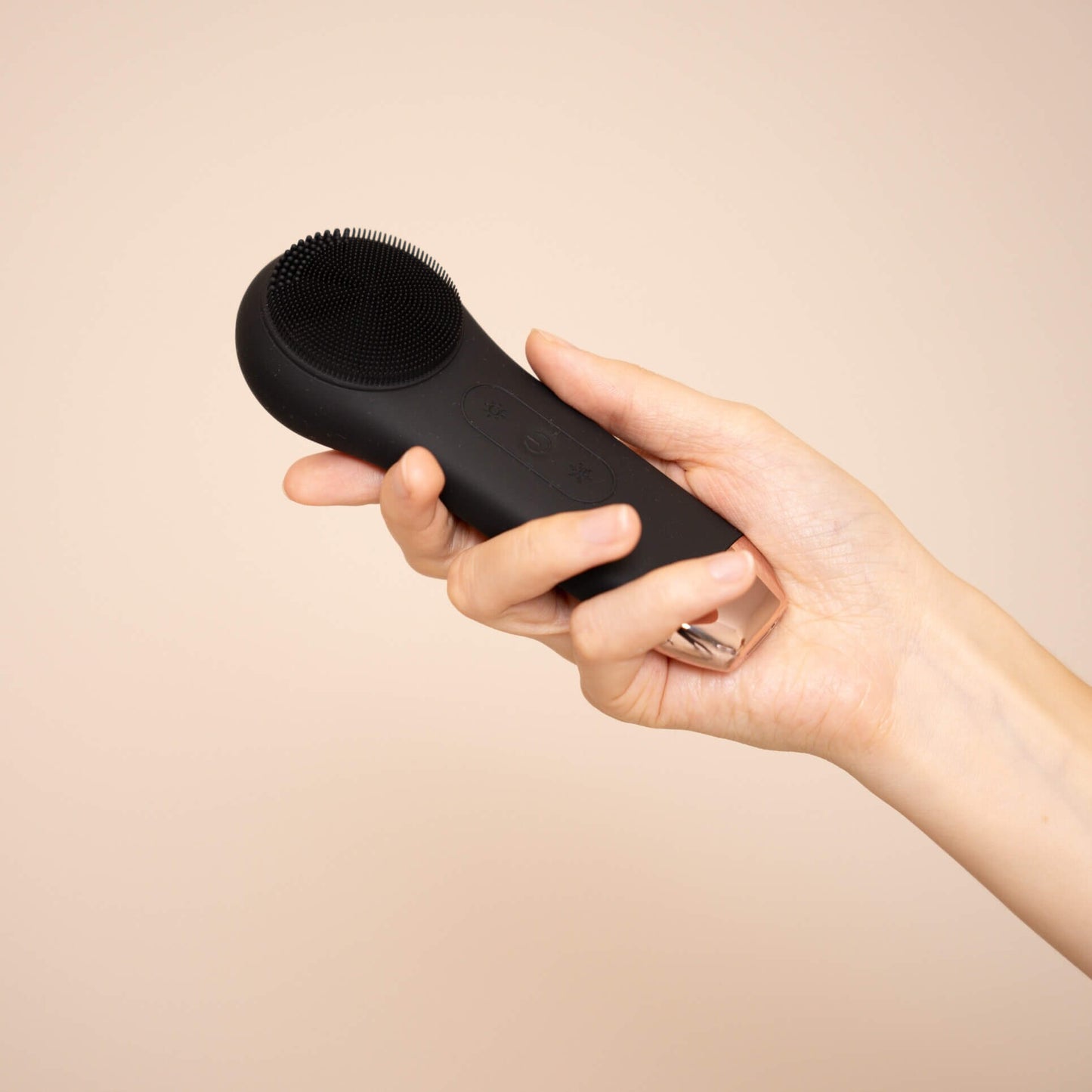 Die VBEAUTY 3-in-1 Sonic Pro Gesichtsreinigungsbürste hat eine Thermo, eine Kryo und Reinigungsfunktion mit integrierter Licht-Therapie
