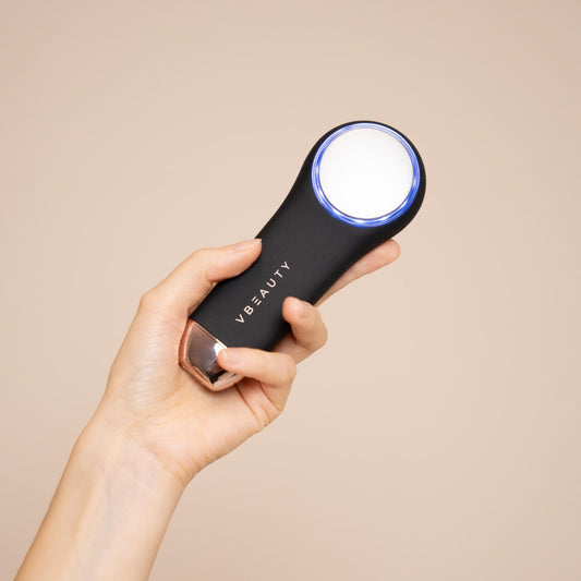 Die VBEAUTY 3-in-1 Sonic Pro Gesichtsreinigungsbürste hat eine Thermo, eine Kryo und Reinigungsfunktion mit integrierter Licht-Therapie