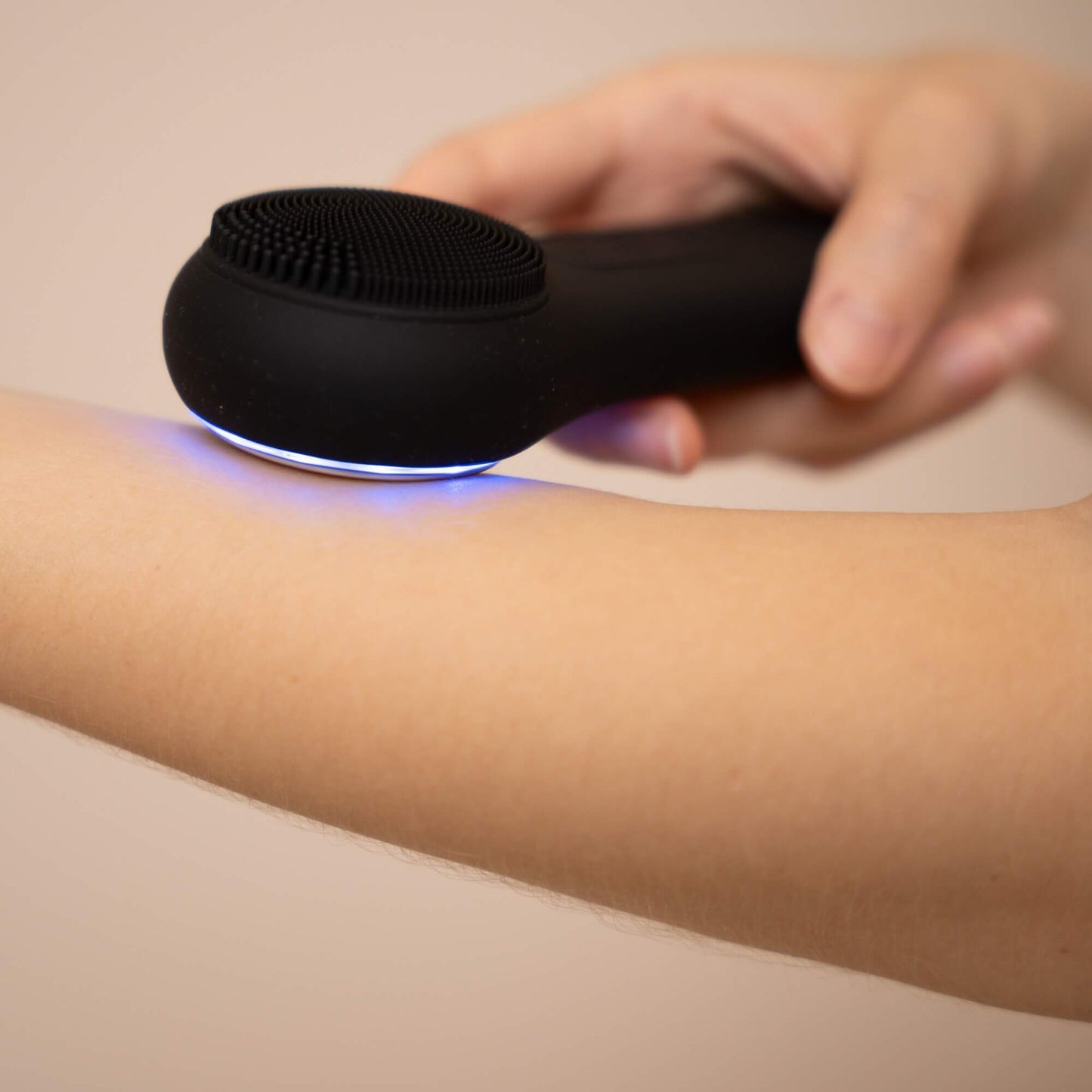 Die VBEAUTY 3-in-1 Sonic Pro Gesichtsreinigungsbürste hat eine Thermo, eine Kryo und Reinigungsfunktion mit integrierter Licht-Therapie