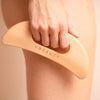 Der VBEAUTY Body Gua Sha aus Holz, mit seiner organischen Form, ist perfekt für die Anwendung auf grösseren Hautbereichen geeignet.