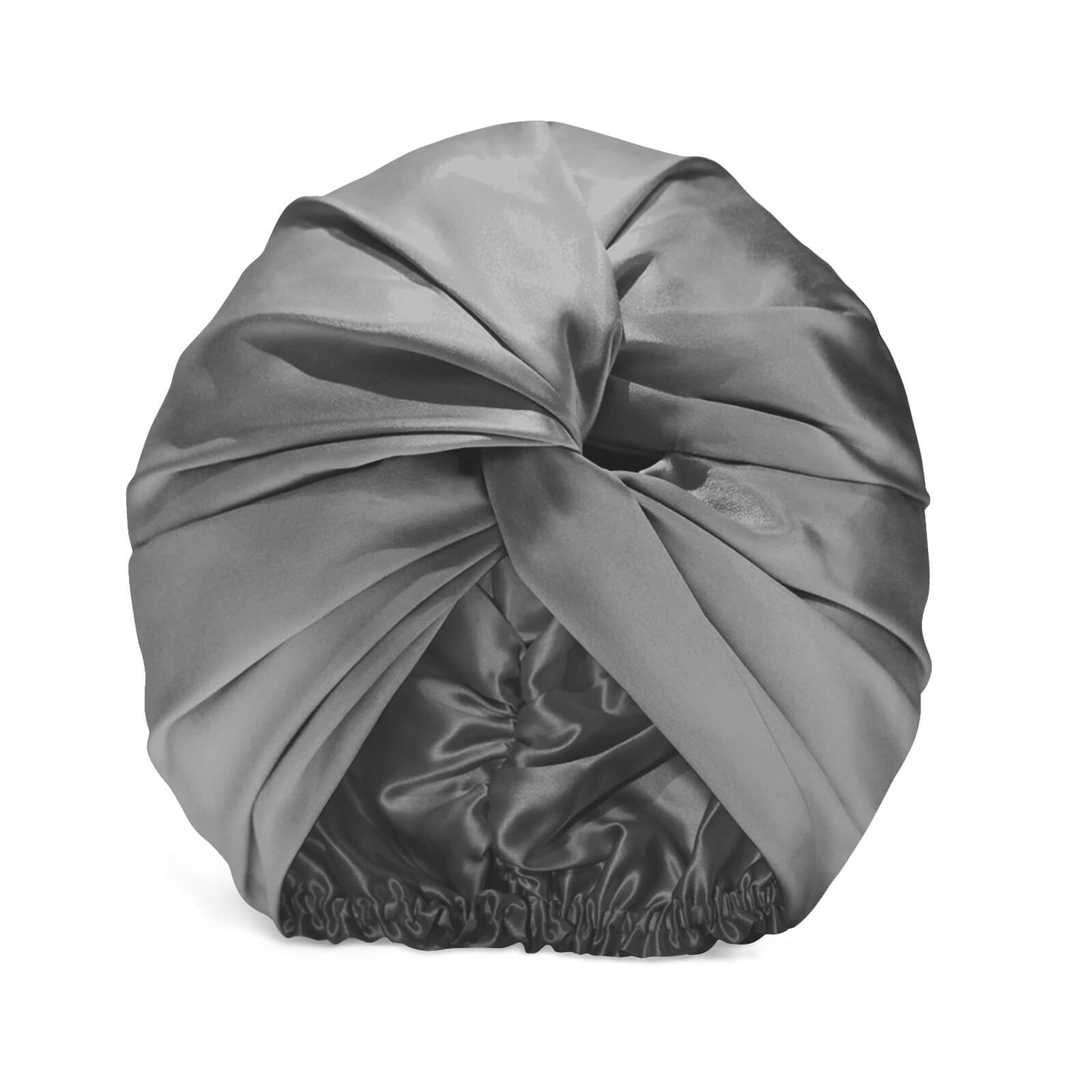 Der Seidenturban ist ein elegantes Accessoire, das dein Haar auf sanfte Weise pflegt. Dank seiner perfekt glatten Seidenoberfläche gleitet er sanft über dein Haar, ohne es zu beschädigen.