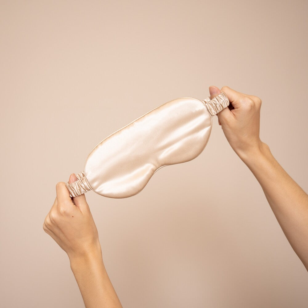 Mit der VBEAUTY Premium Seiden Schlafmaske aus 100% reiner Maulbeerseide mit einer Dichte von 22 Momme schaffst du eine wohltuende Atmosphäre