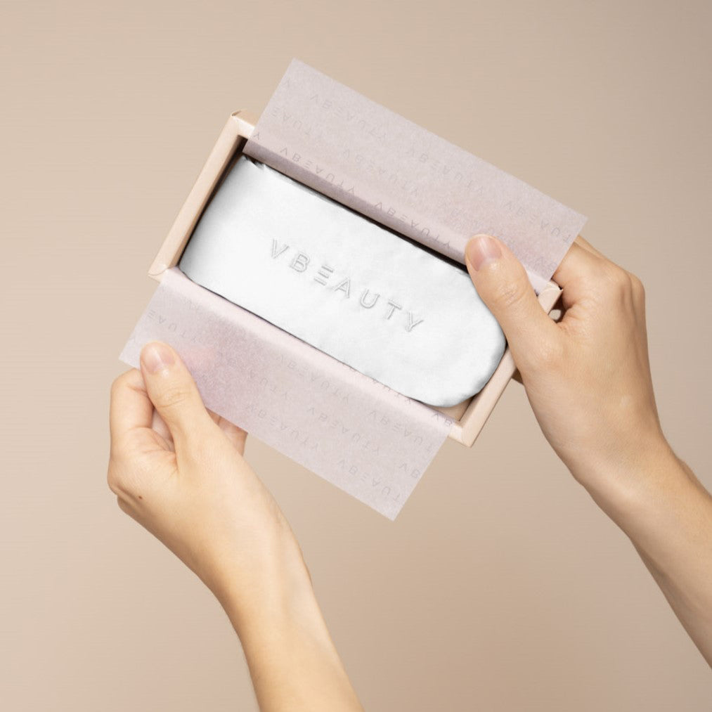 Das VBEAUTY Premium Beauty Seidenhaarband ist dein perfekter Begleiter für alle täglichen Routinen – sei es Hautpflege, Make-up oder Dein Training.