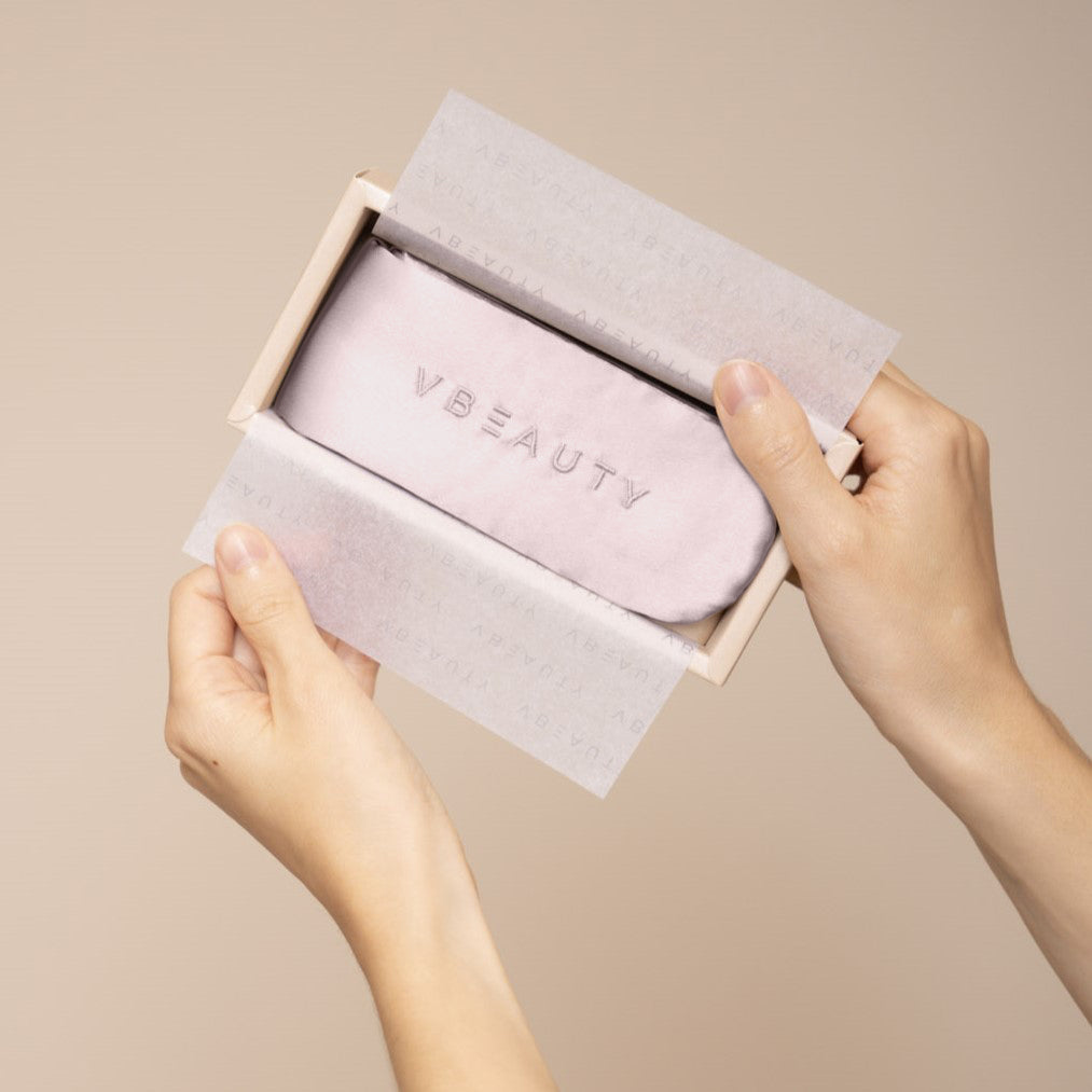 Das VBEAUTY Premium Beauty Seidenhaarband ist dein perfekter Begleiter für alle täglichen Routinen – sei es Hautpflege, Make-up oder Dein Training.