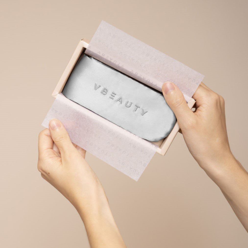 Das VBEAUTY Premium Beauty Seidenhaarband ist dein perfekter Begleiter für alle täglichen Routinen – sei es Hautpflege, Make-up oder Dein Training.