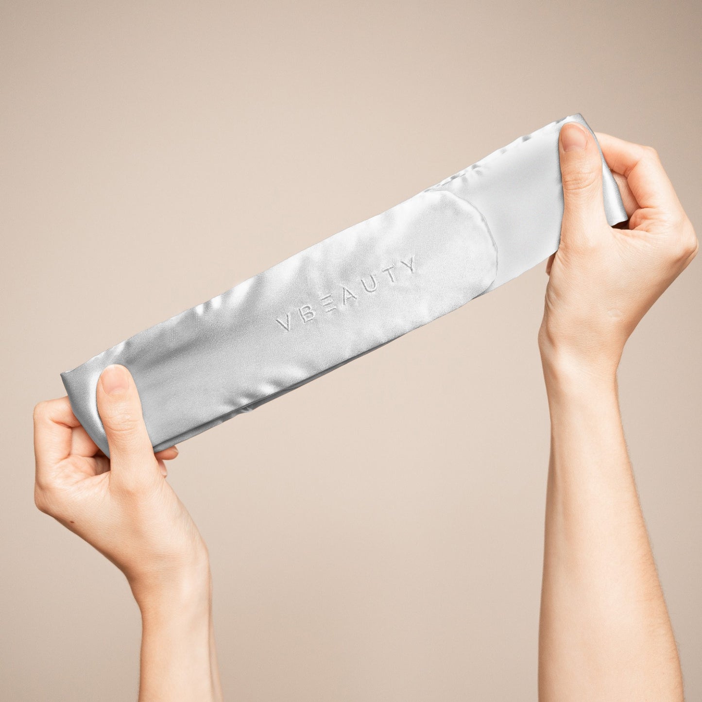 Das VBEAUTY Premium Beauty Seidenhaarband ist dein perfekter Begleiter für alle täglichen Routinen – sei es Hautpflege, Make-up oder Dein Training.