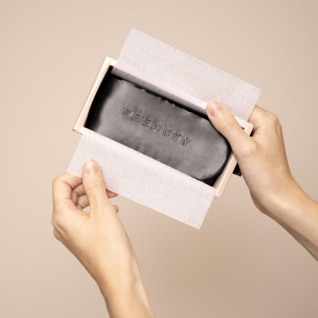 Das VBEAUTY Premium Beauty Seidenhaarband ist dein perfekter Begleiter für alle täglichen Routinen – sei es Hautpflege, Make-up oder Dein Training.