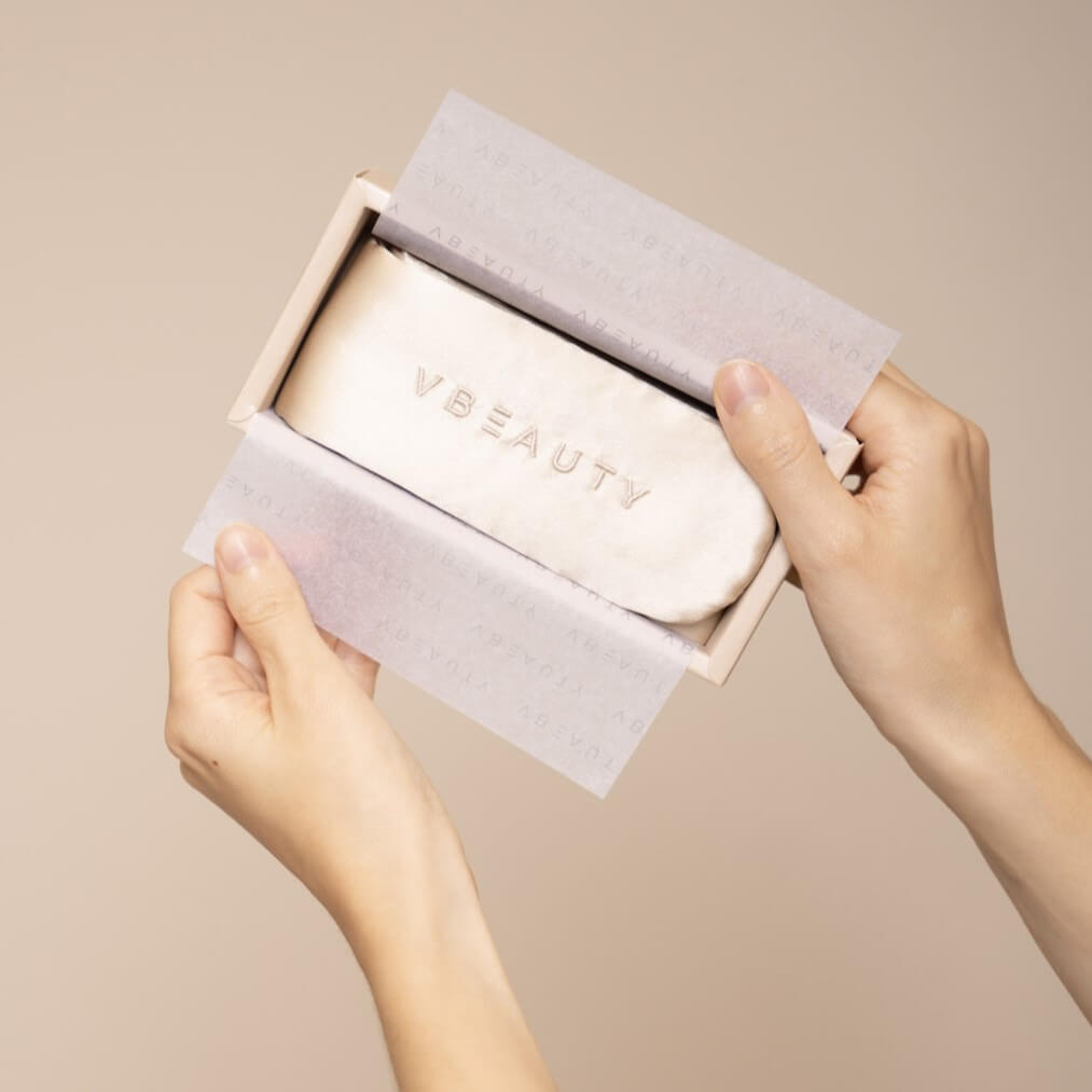 Das VBEAUTY Premium Beauty Seidenhaarband ist dein perfekter Begleiter für alle täglichen Routinen – sei es Hautpflege, Make-up oder Dein Training.