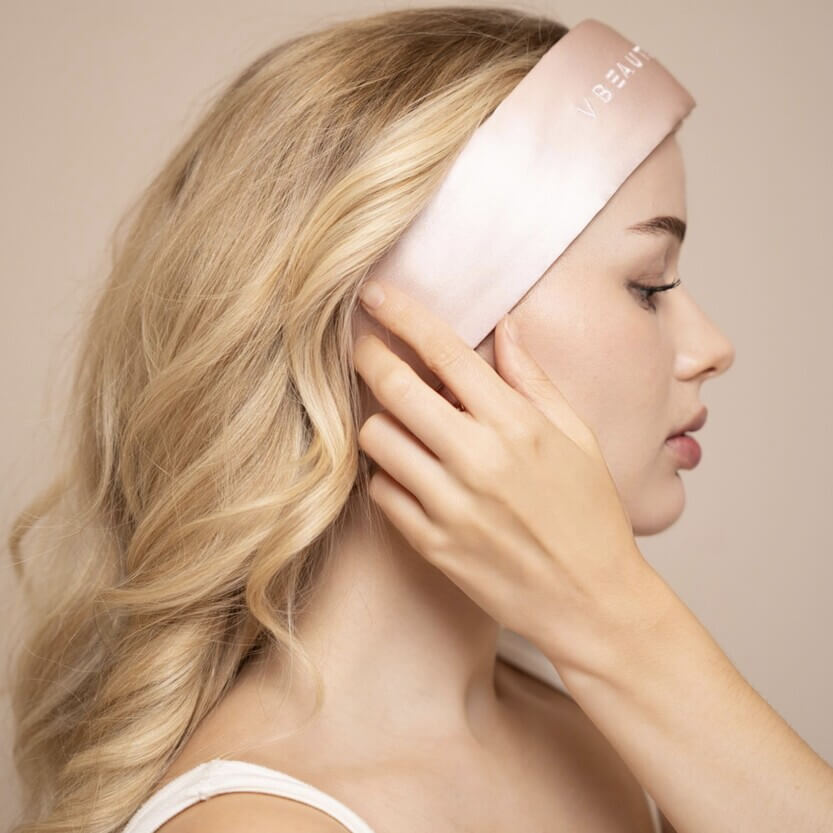 Das VBEAUTY Premium Beauty Seidenhaarband ist dein perfekter Begleiter für alle täglichen Routinen – sei es Hautpflege, Make-up oder Dein Training.