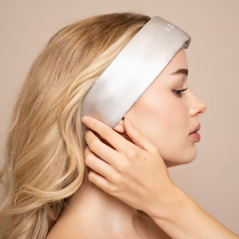 Das VBEAUTY Premium Beauty Seidenhaarband ist dein perfekter Begleiter für alle täglichen Routinen – sei es Hautpflege, Make-up oder Dein Training.
