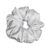 Die VBEAUTY Seiden Scrunchies bieten das ultimative Erlebnis für Haarstyling und -pflege. Hergestellt aus 100% reiner Maulbeerseide, dem gleichen hochwertigen Material, das wir für unsere angesehenen Kissenbezüge verwenden, bieten VBEAUTY Scrunchies eine herausragende Qualität.