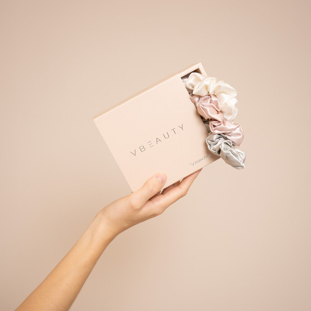 Das VBEAUTY Premium Seiden Scrunchie bietet das ultimative Erlebnis für Haarstyling und -pflege. Hergestellt aus 100% reiner Maulbeerseide