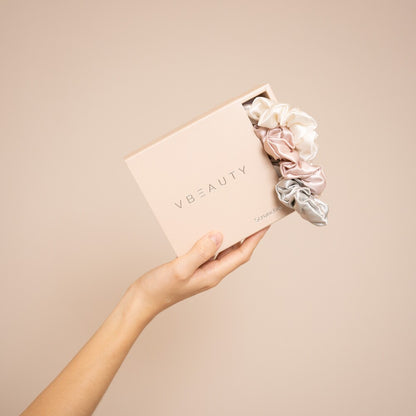 Das VBEAUTY Premium Seiden Scrunchie bietet das ultimative Erlebnis für Haarstyling und -pflege. Hergestellt aus 100% reiner Maulbeerseide