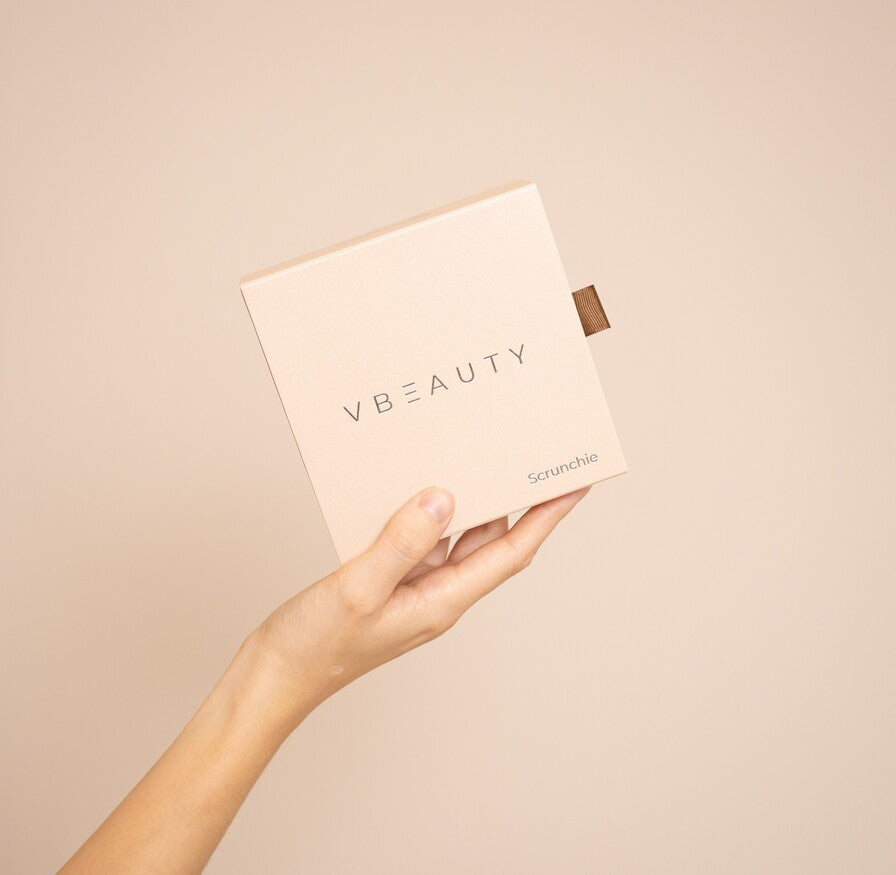 Das VBEAUTY Premium Seiden Scrunchie bietet das ultimative Erlebnis für Haarstyling und -pflege. Hergestellt aus 100% reiner Maulbeerseide