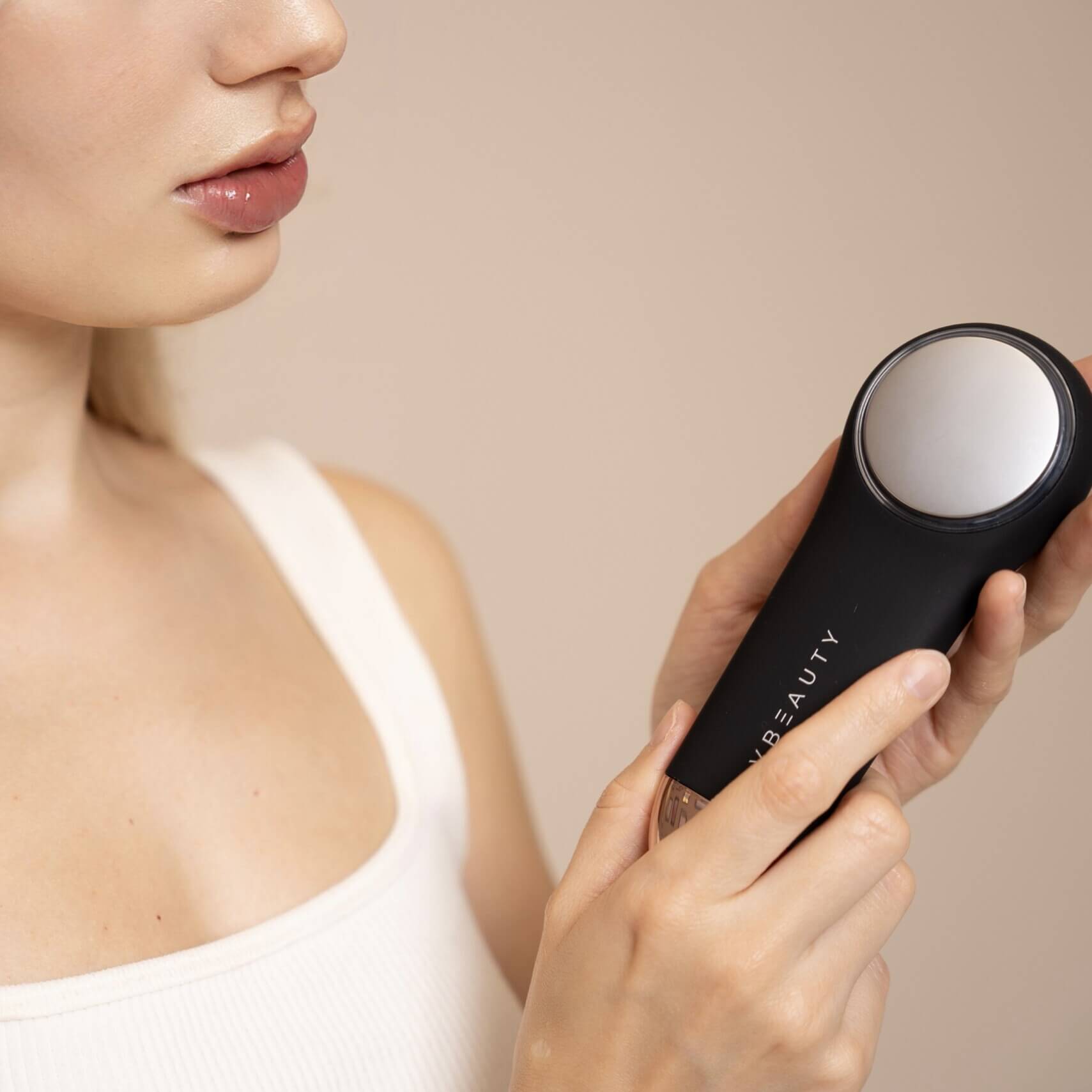 Die VBEAUTY 3-in-1 Sonic Pro Gesichtsreinigungsbürste hat eine Thermo, eine Kryo und Reinigungsfunktion mit integrierter Licht-Therapie