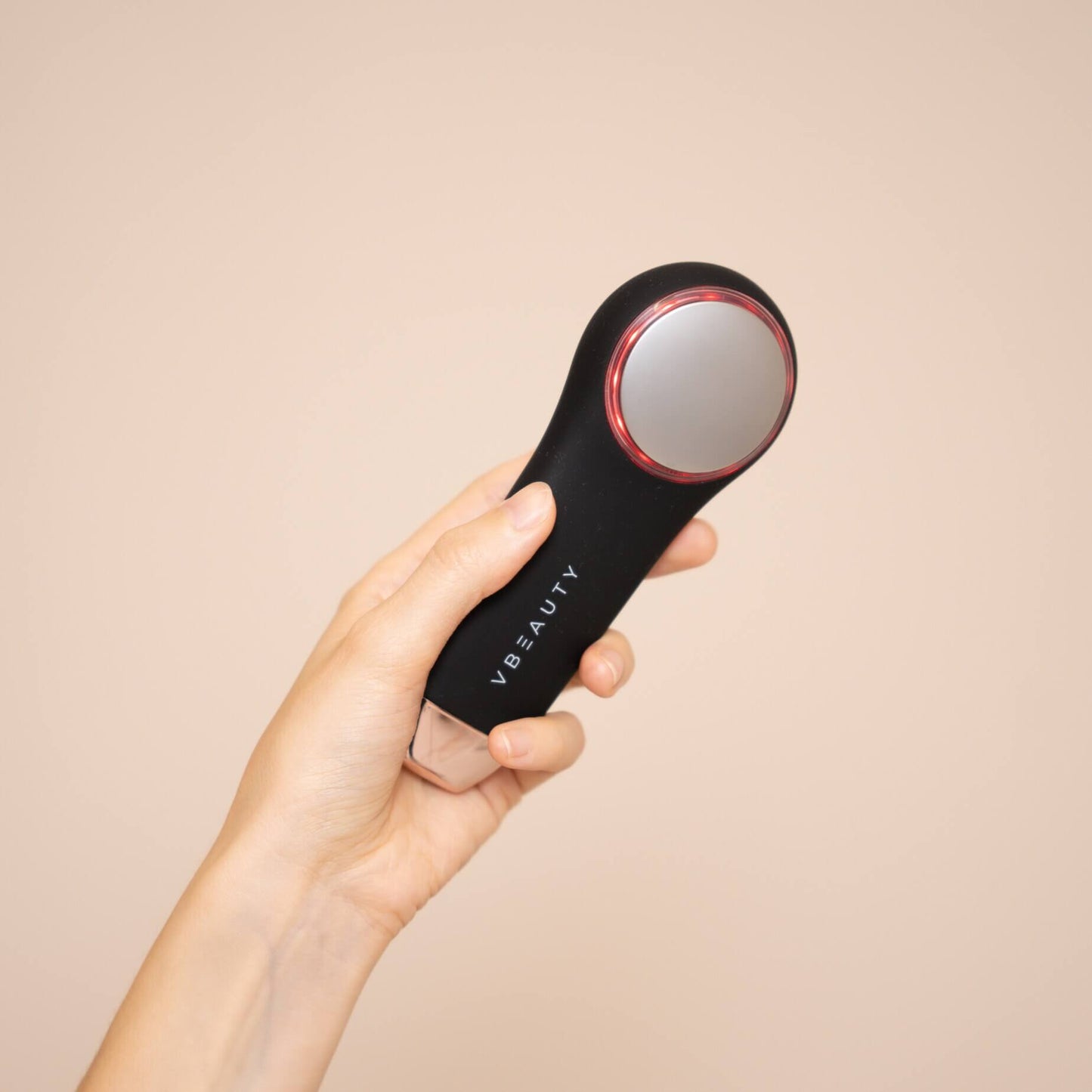 Die VBEAUTY 3-in-1 Sonic Pro Gesichtsreinigungsbürste hat eine Thermo, eine Kryo und Reinigungsfunktion mit integrierter Licht-Therapie