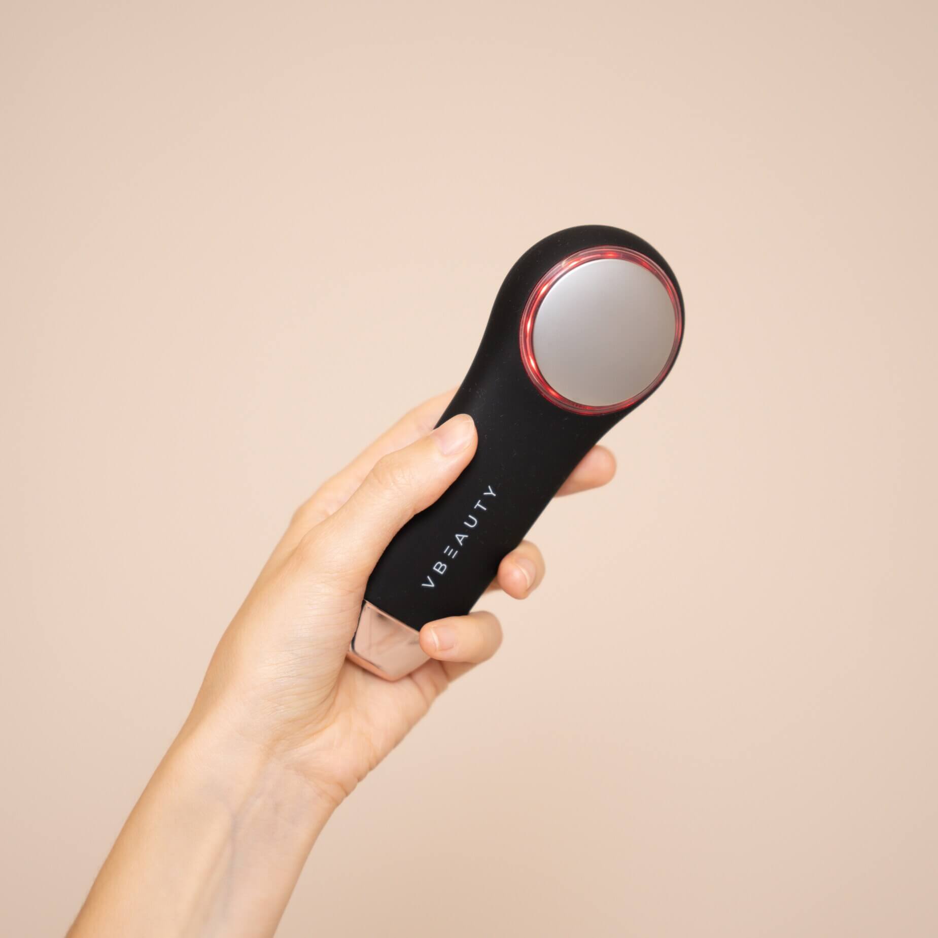Die VBEAUTY 3-in-1 Sonic Pro Gesichtsreinigungsbürste hat eine Thermo, eine Kryo und Reinigungsfunktion mit integrierter Licht-Therapie