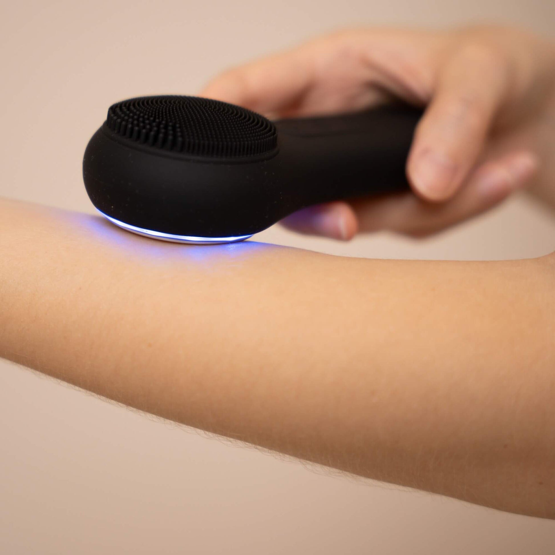Die VBEAUTY 3-in-1 Sonic Pro Gesichtsreinigungsbürste hat eine Thermo, eine Kryo und Reinigungsfunktion mit integrierter Licht-Therapie