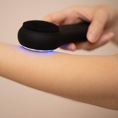 Die VBEAUTY 3-in-1 Sonic Pro Gesichtsreinigungsbürste hat eine Thermo, eine Kryo und Reinigungsfunktion mit integrierter Licht-Therapie