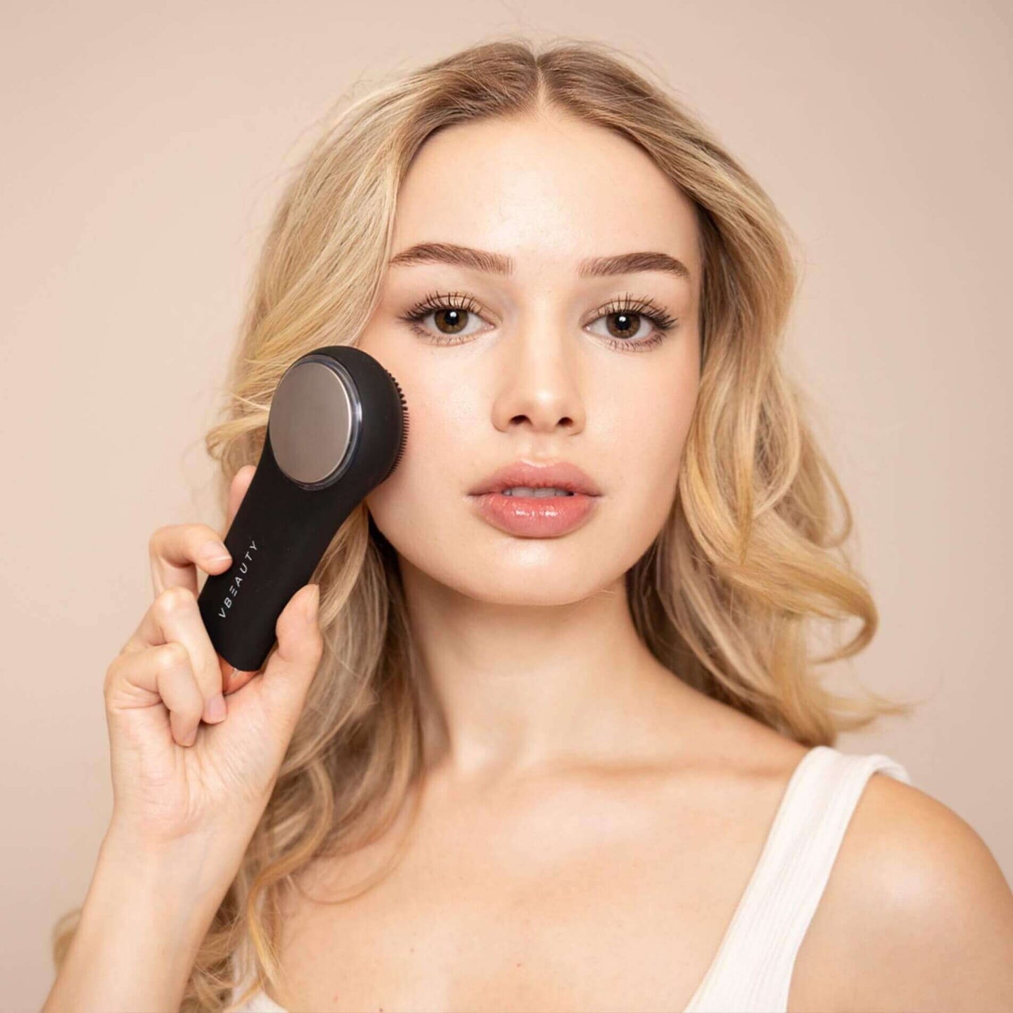 Die VBEAUTY 3-in-1 Sonic Pro Gesichtsreinigungsbürste hat eine Thermo, eine Kryo und Reinigungsfunktion mit integrierter Licht-Therapie