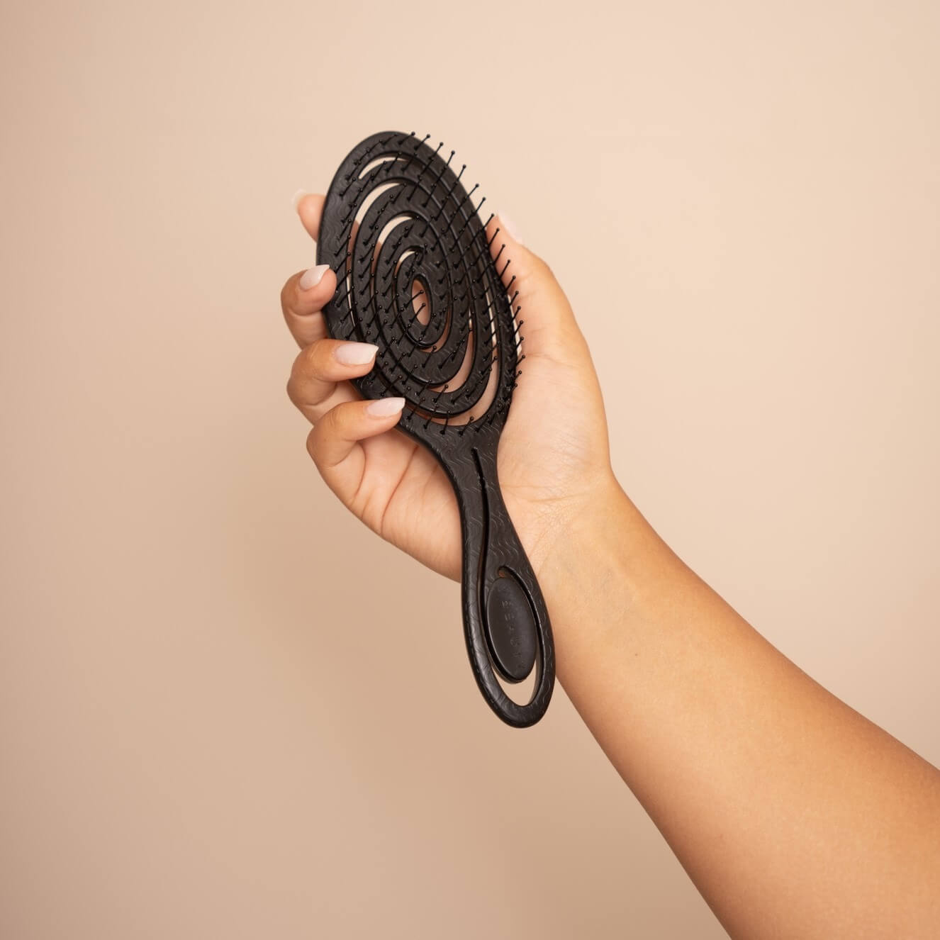 Der VBEAUTY BIO Detangler aus Stroh Reisegrösse besteht zu 60% aus Bio-Stroh, einem nachhaltigen und schnellwachsenden Rohstoff.