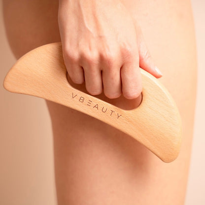 Der VBEAUTY Body Gua Sha aus Holz, mit seiner organischen Form, ist perfekt für die Anwendung auf grösseren Hautbereichen geeignet.