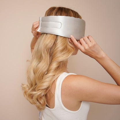 Die VBEAUTY Deep Sleep Maske ist eine Einschlafhilde und verlängert den REM Schlaf. 100% Blickdicht.