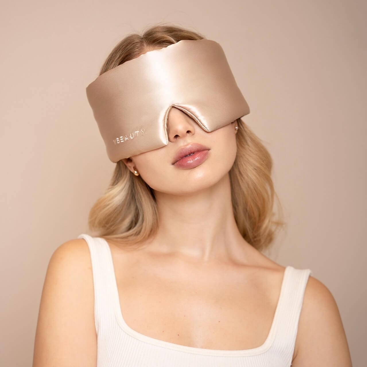 Die VBEAUTY Deep Sleep Maske ist eine Einschlafhilde und verlängert den REM Schlaf. 100% Blickdicht.