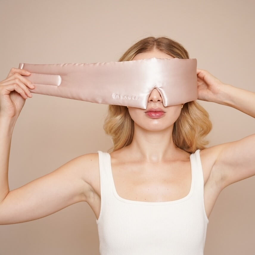 Die VBEAUTY Deep Sleep Maske ist eine Einschlafhilde und verlängert den REM Schlaf. 100% Blickdicht.