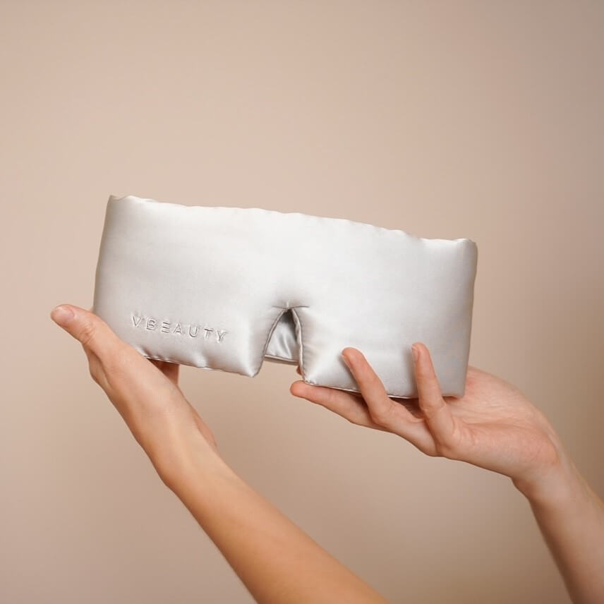 Die VBEAUTY Deep Sleep Maske ist eine Einschlafhilde und verlängert den REM Schlaf. 100% Blickdicht.