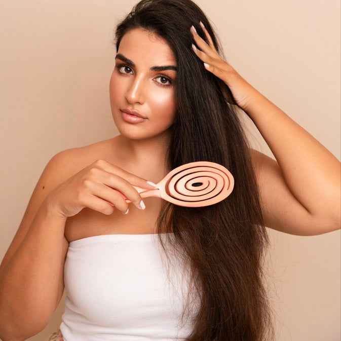 Dank ihres flexiblen, spiralförmigen Bürstenkopfes ermöglicht sie ein schmerzfreies Haarbürsten ohne Ziepen. Diese innovative Technologie eignet sich sowohl für nasses als auch trockenes Haar, verleiht na