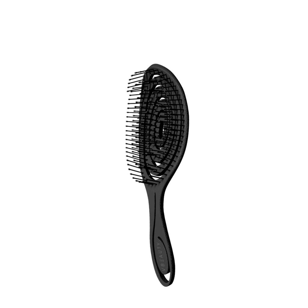 Die VBEAUTY Bio Detangler Travelsize black Haarbürste, zu 60% aus dem nachhaltigen Rohstoff Stroh gefertigt, ermöglicht ein sanftes und schmerzfreies Bürsten der Haare.