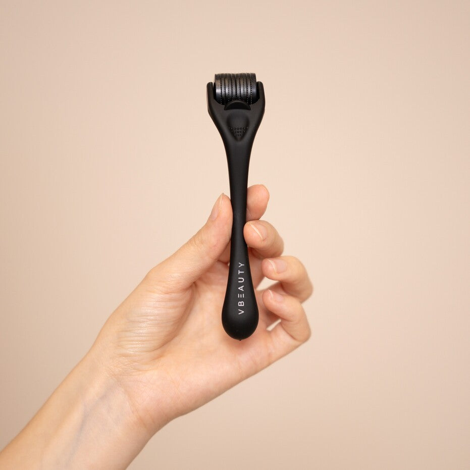 Mit dem VBEAUTY Micro-Needling Derma Roller kannst du bequem von zu Hause aus die Anti-Aging-Vorteile des Microneedlings geniessen.