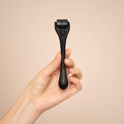 Mit dem VBEAUTY Micro-Needling Derma Roller kannst du bequem von zu Hause aus die Anti-Aging-Vorteile des Microneedlings geniessen.