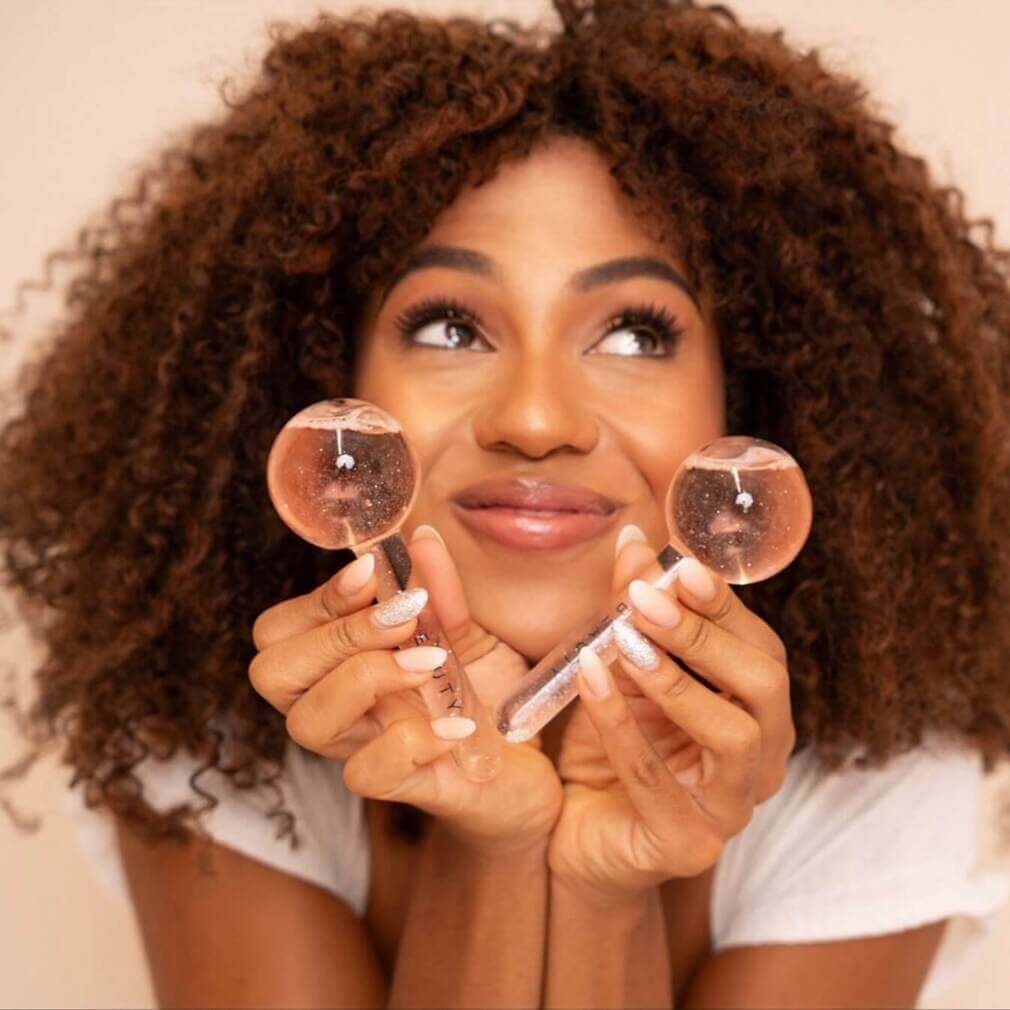 Geniesse das erfrischende Gefühl und erlebe eine verwöhnende Pflegeroutine mit den VBEAUTY Ice Globes - für einen strahlenden Teint und ein entspanntes Hautgefühl.