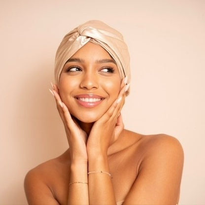 Der VBEAUTY Premium Seiden Turban ist ein elegantes Accessoire, das dein Haar auf sanfte Weise über Nacht schützt und pflegt.