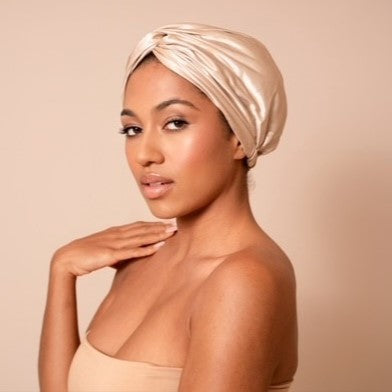 Der VBEAUTY Premium Seiden Turban ist ein elegantes Accessoire, das dein Haar auf sanfte Weise über Nacht schützt und pflegt.
