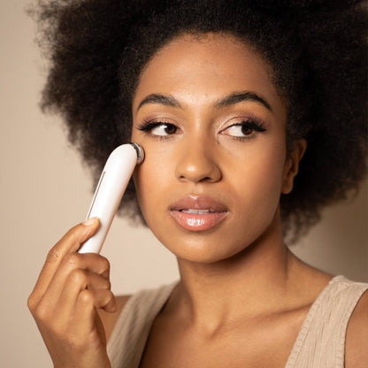 Das VBEAUTY RevitaEye Pro ist ein fortschrittliches Augenlifting-Tool mit rotem, blauem und gelbem Licht, das gezielt gegen Falten, dunkle Augenringe, Tränensäcke und Krähenfüsse wirkt.