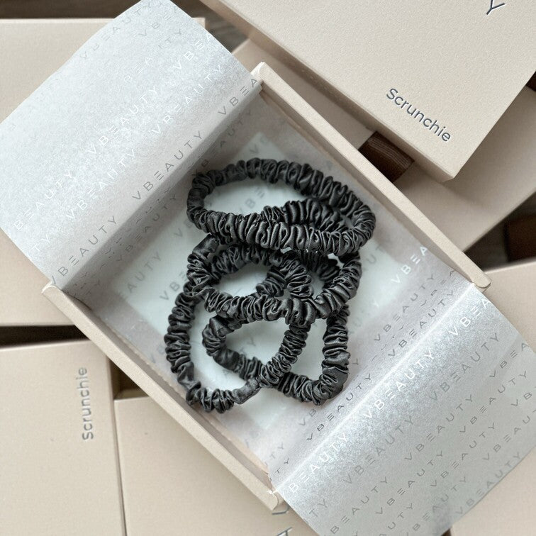 Das VBEAUTY Premium Seiden Scrunchie bietet das ultimative Erlebnis für Haarstyling und -pflege. Hergestellt aus 100% reiner Maulbeerseide