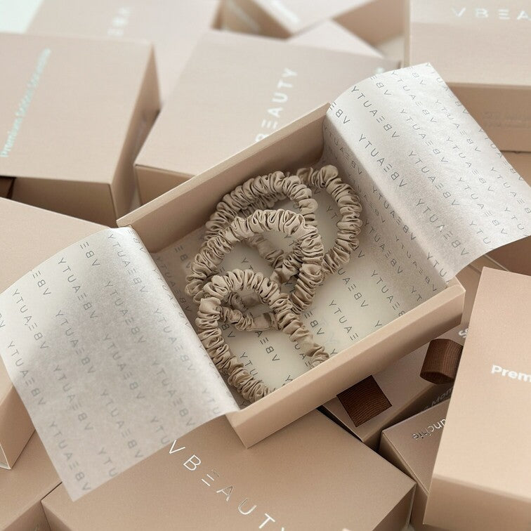 Das VBEAUTY Premium Seiden Scrunchie bietet das ultimative Erlebnis für Haarstyling und -pflege. Hergestellt aus 100% reiner Maulbeerseide