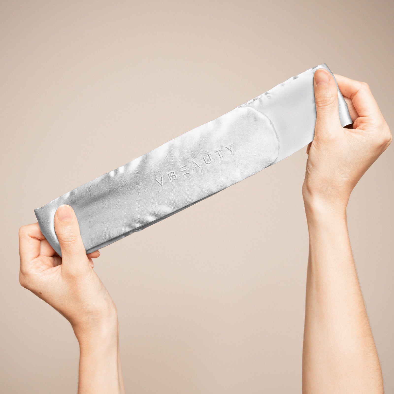 Das VBEAUTY Premium Beauty Seidenhaarband ist dein perfekter Begleiter für alle täglichen Routinen – sei es Hautpflege, Make-up oder Dein Training.