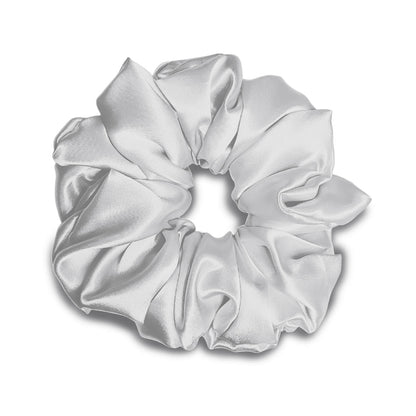 Die VBEAUTY Seiden Scrunchies bieten das ultimative Erlebnis für Haarstyling und -pflege. Hergestellt aus 100% reiner Maulbeerseide, dem gleichen hochwertigen Material, das wir für unsere angesehenen Kissenbezüge verwenden, bieten VBEAUTY Scrunchies eine herausragende Qualität.