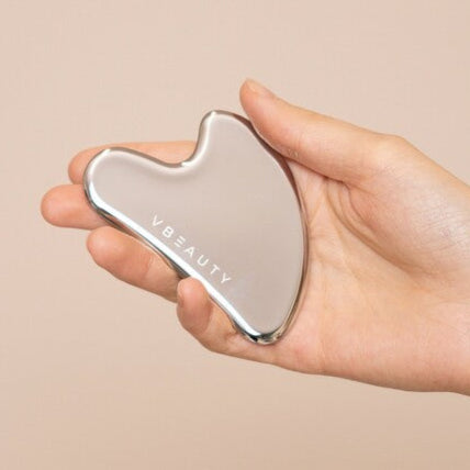 Die Anwendung mit dem VBEAUTY Gua Sha aus hochwertigem Edelstahl bietet zahlreiche Vorteile. Reduzierung von Rötungen und Hautunreinheiten